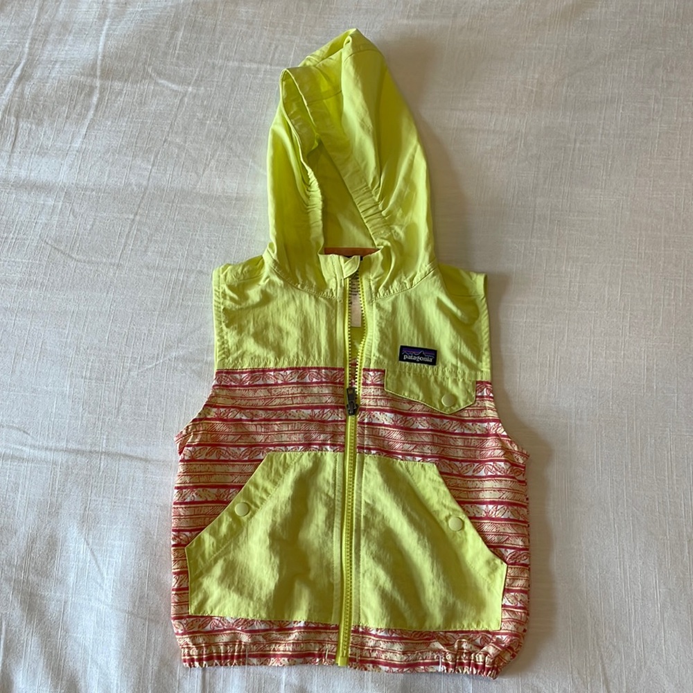 Patagonia Girls’ lightweight hooded vest, size XS (5-6)